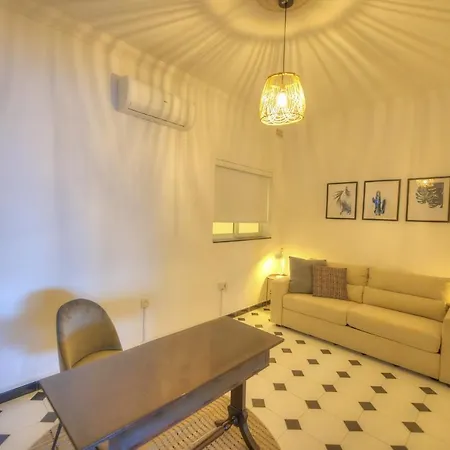 公寓 Beautifully Furnished Seafront 4 Bedrooms Goslm-4 斯利马