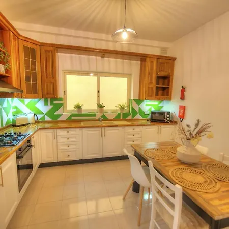 Beautifully Furnished Seafront 4 Bedrooms Goslm-4 公寓 *