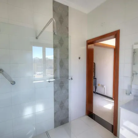 Beautifully Furnished Seafront 4 Bedrooms Goslm-4 شقة