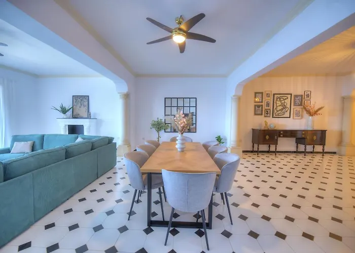 Beautifully Furnished Seafront 4 Bedrooms Goslm-4 Lejlighed Sliema