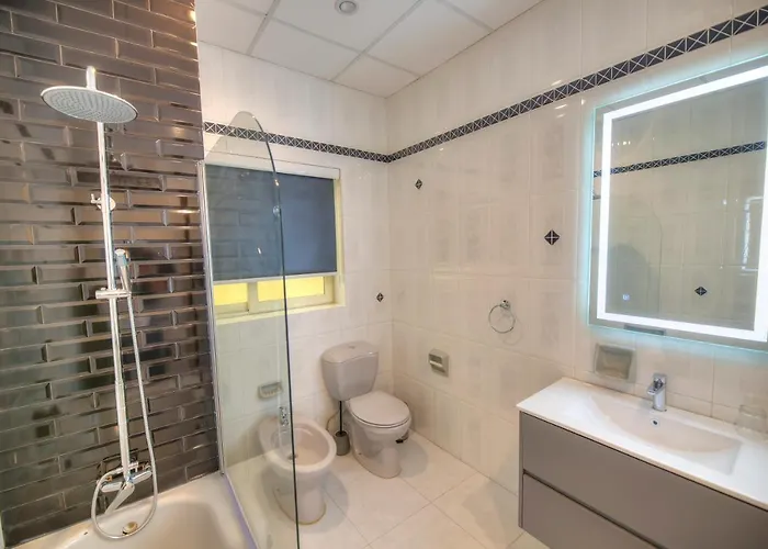 Beautifully Furnished Seafront 4 Bedrooms Goslm-4 Lejlighed Sliema